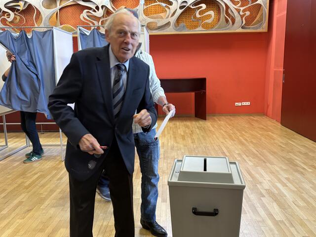 Altbgm. Hans Tanzer gibt seine Stimme ab. | Foto: Kendlbacher