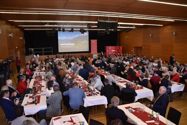 Vor der Abstimmung beim Bezirksparteitag der SPÖ Innsbruck-Land. | Foto: Kendlbacher