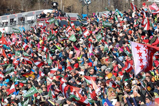 Circa 17.000 Fans jubelten beim letzten Damenrennen der WM in Saalbach mit den erfolgreichen Skifahrerinnen. | Foto: Land Salzburg / Franz Neumayr