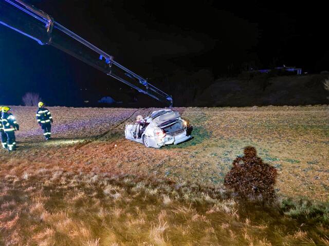 Die Feuerwehr barg das Unfallfahrzeug. | Foto: Team Fotokerschi
