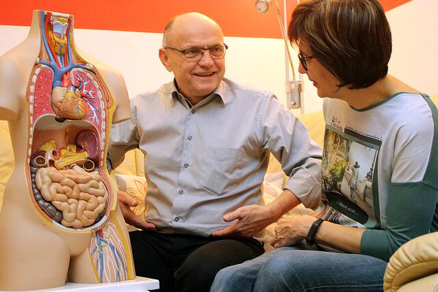 Engagierter Netzwerker und Wissensvervielfacher, als selbst Betroffener lächelnder Mutmacher: Rudi Brettbacher ist für Nieren- und Bauchspeicheldrüsenpatienten unverzichtbares Licht im Dunkel. | Foto: Eckhart Herbe