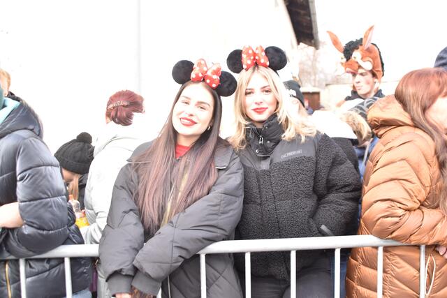 Alina und Cheyenne sind vom Unzug begeistert. | Foto: Kendlbacher