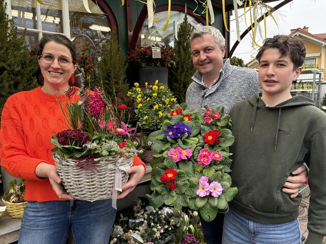 Dass am Valentinstag nicht nur rote Rosen gefragt sind, sondern auch die ersten bunten Frühlingsblumen ein sehr beliebter Blumengruß sind, wissen Betty und Sebastian Lindner (im Bild mit Sohn Josef) aus eigener Erfahrung