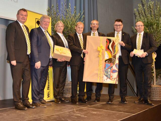 Der Raiffeisen-Vorstand bedankte sich bei Reinhold Soleder für dessen Einsatz für das Unternehmen und auch für die Freundschaft außerhalb der Firma. | Foto: Sascha Trimmel