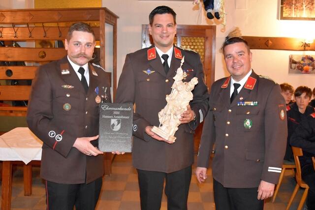 Ein Ehrengeschenk für Hannes Amesbauer. Überreicht vom neuen Kommandant-Stellvertreter Christian Schnepf (li.) und Kommandant Jürgen Schneeweiss. | Foto: BVFMZ/Pusterhofer