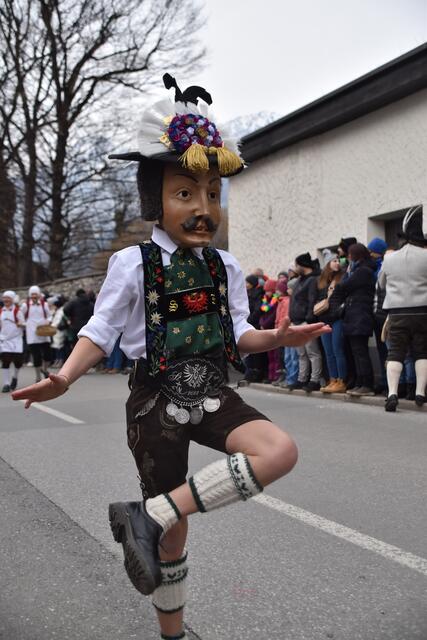 Auch die kleinen Tuxer mischten beim Umzug kräftig mit und begeisterten die Zuschauer | Foto: Kendlbacher