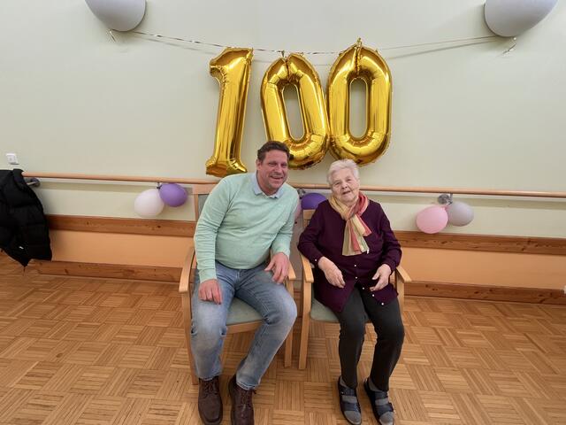Bürgermeister Jürgen Resch gratulierte Maria Fassl zum 100. Geburtstag.  | Foto: Gemeinde  Litzelsdorf
