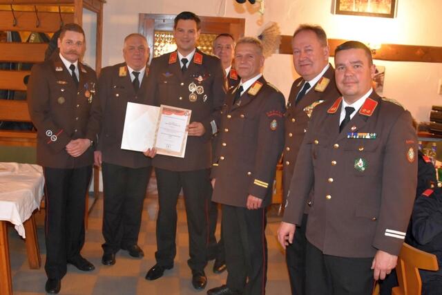 Auszeichnung für Hannes Amesbauer. 15 Jahre lang war er Kommandant der Freiwilligen Feuerwehr Krampen.  | Foto: BVFMZ/Pusterhofer