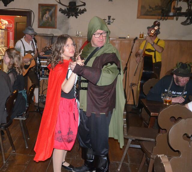 Robin Hood Erwin im Gleichschritt mit Rotkäppchen Lisa-Marie