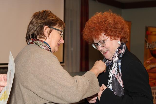 Für 20 Jahre im Verein bekam Aloisia Schnepf von Stadträtin Rosemarie Puchleitner das Silberne Verbandsabzeichen verliehen, | Foto: BZV Feldbach