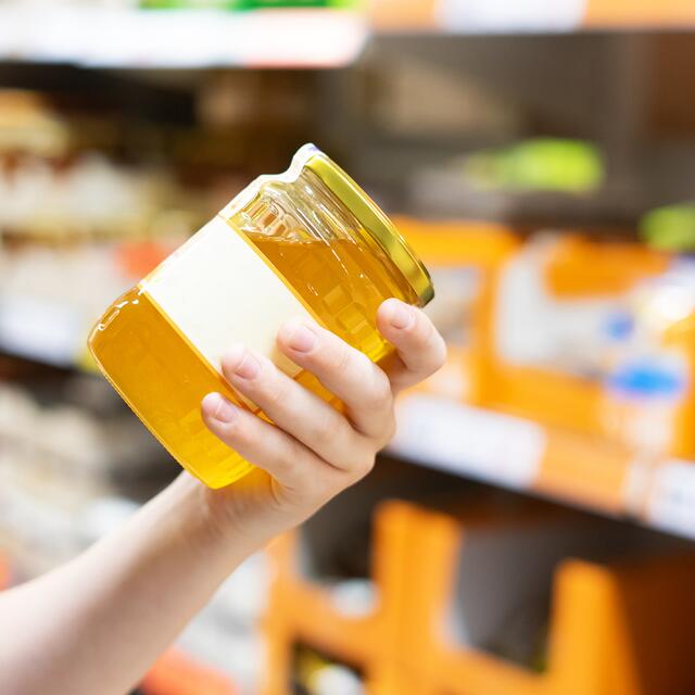 Drei von vier Honigen im Supermarkt waren laut Proben 2024 mit billigem Zuckersirup gepanscht. | Foto: Panthermedia/Zelenin