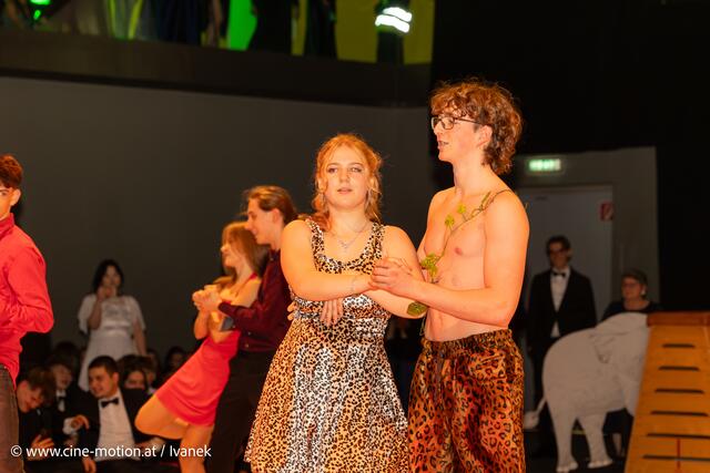 Tarzan und Jane finden ihr Glück. | Foto: www.cine-motion.at / Ivanek