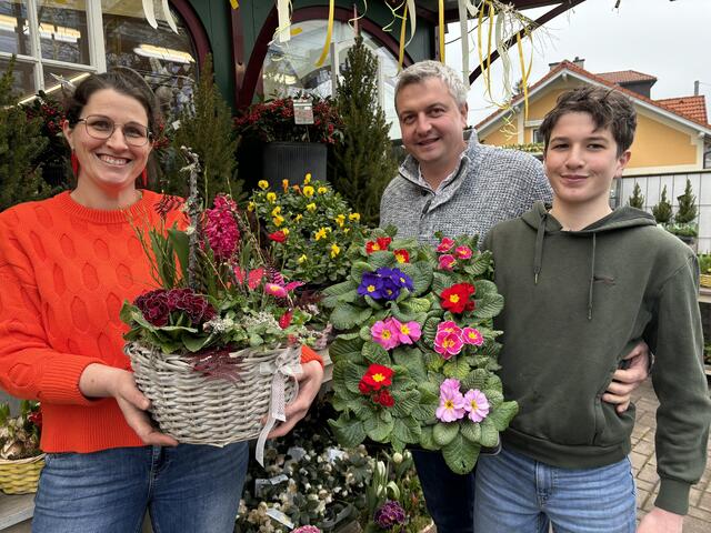 Dass am Valentinstag nicht nur rote Rosen gefragt sind, sondern auch die ersten bunten Frühlingsblumen ein sehr beliebter Blumengruß sind, wissen Betty und Sebastian Lindner (im Bild mit Sohn Josef) aus eigener Erfahrung