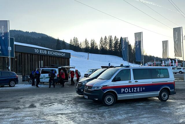 Das Opfer konnte gegen 17.15 Uhr von einem Alpinpolizisten ca. 200 Meter unterhalb der vom Vater beschriebenen Stelle in einem mit Wasser bedeckten Graben, ca. 15 Meter neben der Piste, aufgefunden werden. | Foto: ZOOM.TIROL