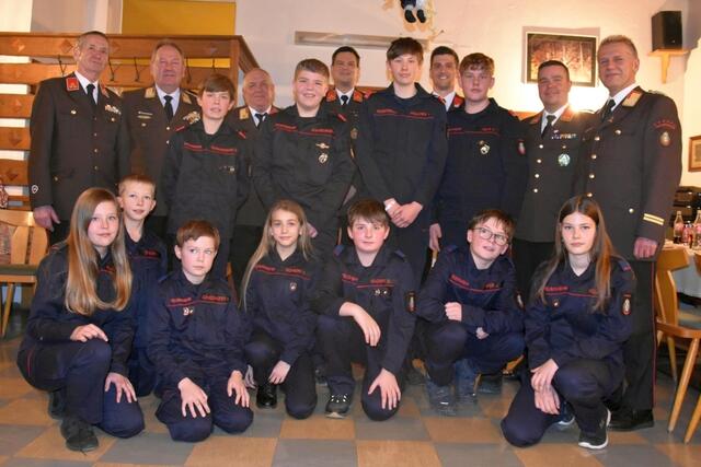 Die Jugendmannschaft der Freiwilligen Feuerwehr Krampen mit Kommando und Ehrengästen.  | Foto: BVFMZ/Pusterhofer