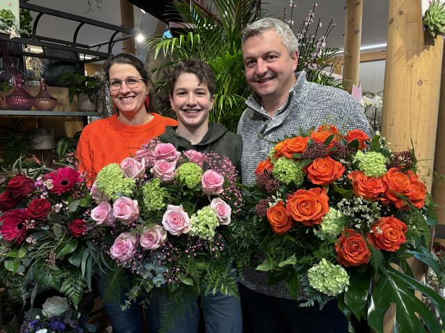 Blumensträuße in bunten Farben waren vor allem am Valentinstag beliebt, wissen Betty und Sebastian Lindner mit ihrem Sohn Josef.