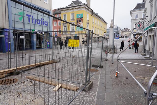 Der Tatort in der Innenstadt bleibt fürs Erste abgesperrt.  | Foto: MeinBezirk.at