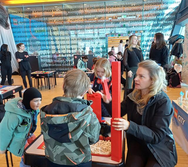 Begeisterte Besucher beim "Legobauen" | Foto: Monika Hammerl