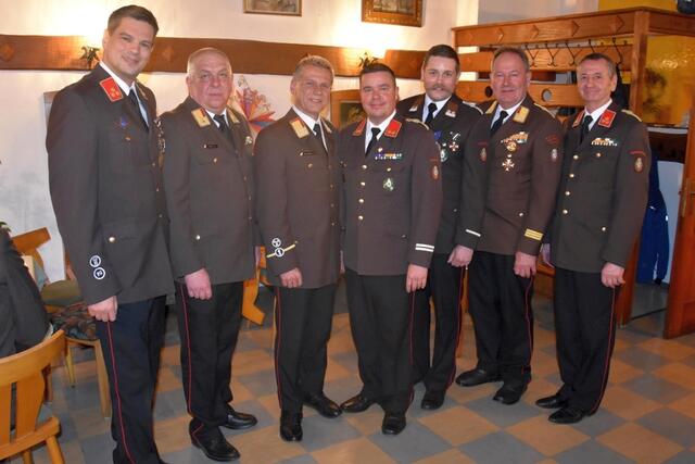 Das neue und alte Kommando der Freiwilligen Feuerwehr Krampen mit Ehrengästen. | Foto: BVFMZ/Pusterhofer