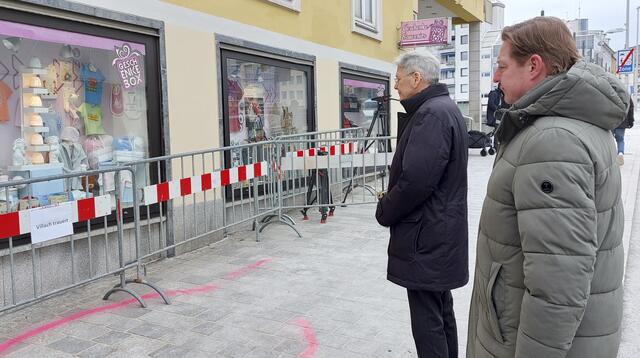 Landeshauptmann Peter Kaiser (SPÖ, links) und Bürgermeister Günther Albel (SPÖ) am Sonntag, 16. Februar, am Tatort des Messerattentats in Villach. | Foto: PETER LINDNER / APA / picturedesk.com