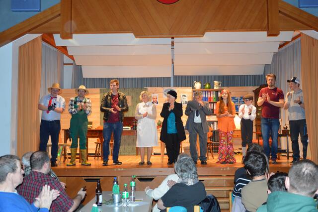 Der Theaterverein Stanzach erfreute sich über die gelungene Premiere | Foto: Theaterverein Stanzach