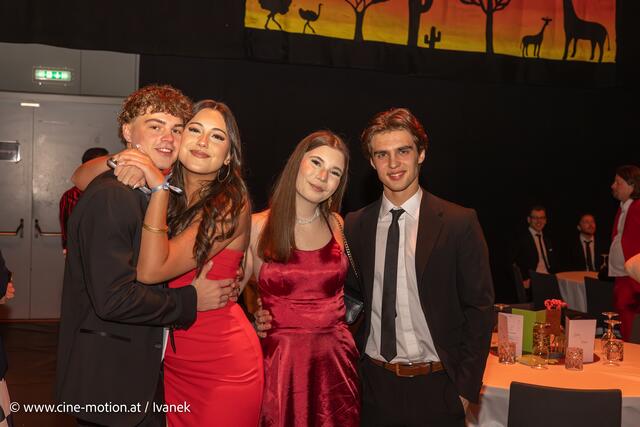 Tino und Sophie (Maturantin) mit Ana und Ivan - (ehemalige Schüler) vlnr. | Foto: www.cine-motion.at / Ivanek