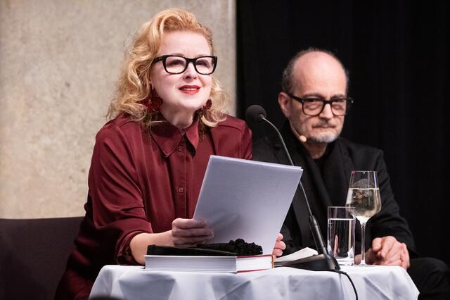 Autor, Fotograf und Kurator Andreas J. Hirsch lädt den Leser auf eine faszinierende Zeitreise ein, welche die Entwicklung der mittlerweile 224 Jahre bestehenden Spielstätte ausführlich darstellt.  | Foto: StefanieJSteindl