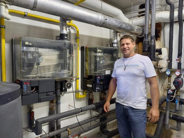 Bürgermeister Jürgen Resch freut sich über die neue Heizung. Statt Gasheizung setzt die Gemeinde seit dem vergangenen Jahr auf Erdwärme.  | Foto: Gemeinde  Litzelsdorf