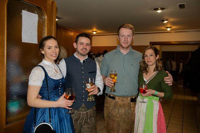 Die Besucherinnen und Besucher glänzten in festlicher Tracht. | Foto: Sophia Braun