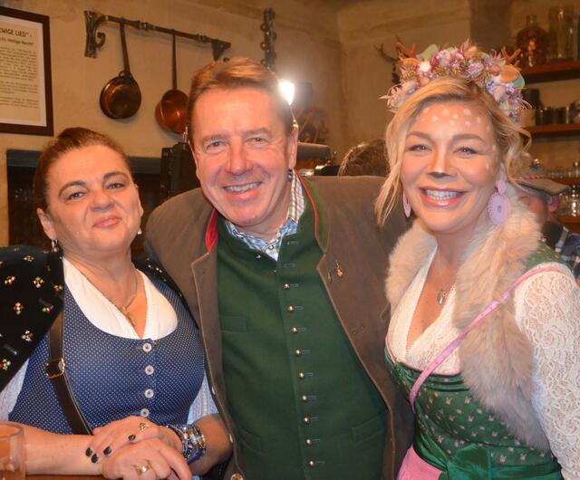 Erwin Angerer mit Gattin Andrea und Tina Angela Berger