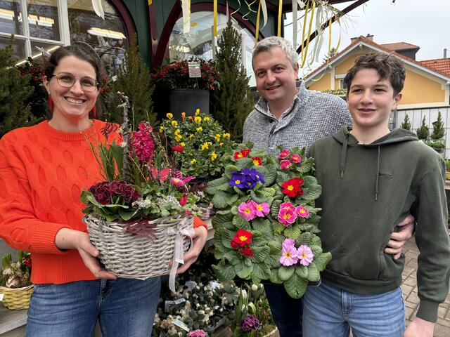 Dass am Valentinstag nicht nur rote Rosen gefragt sind, sondern auch die ersten bunten Frühlingsblumen ein sehr beliebter Blumengruß sind, wissen Betty und Sebastian Lindner (im Bild mit Sohn Josef) aus eigener Erfahrung