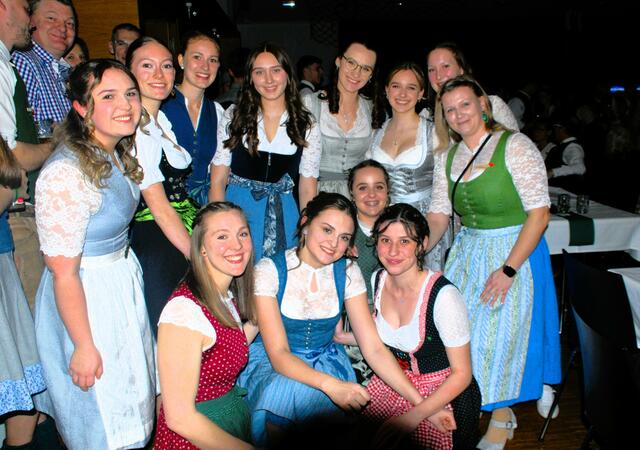  Wenn die Landjugend und der Bauernbund St Margarethen laden , dann tanzt man beim Landball. 