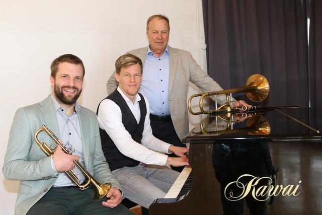 Übergabe: Bürgermeister Lukas Schmied mit Musikschuldirektor Norbert Salvenmoser, der seine Aufgaben an Lukas Drexel übergibt. | Foto: Foto: Walpoth