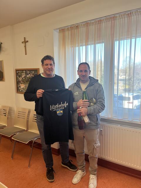 Die Firma Brandschutzpaar hat ihren Firmensitz nach Litzelsdorf verlegt. Bürgermeister Jürgen Resch (links) begrüßt Firmeninhaber Johann Paar sehr herzlich in der Gemeinde.  | Foto: Gemeinde  Litzelsdorf