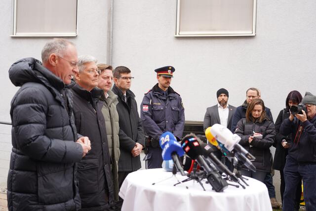 Bei der Pressekonferenz am Sonntag gab es zahlreiche Statements seitens der Politik aus Villach, Kärnten und Österreich. Am Foto: Innenminister Gerhard Karner, Landeshauptmann Peter Kaiser, Villachs Bürgermeister Günther Albel und Landeshauptsmannstellvertreter Martin Gruber  | Foto: MeinBezirk.at