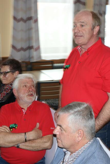 Reise-Organisator Helmut Kohler bot Traktorleibchen mit Aufdruck zur Bestellung an | Foto: Gerhard Langmann