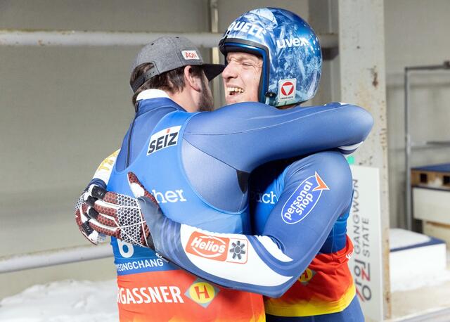 Wolfgang Kindl war im Siegesrausch und Teamkollege David Gleirscher war der erste Gratulant. | Foto: FIL/Kristen