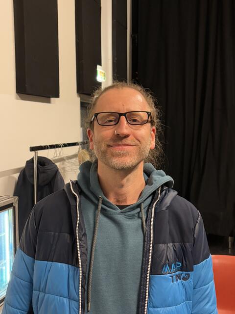 Ein Stammgast der Rockhouse Workshops ist Peter. Er macht Musik intuitiv, improvisiert viel und kam bisher mit der Theorie weniger in Berührung. Das wollte er nun nachholen und hat sich für den Workshop angemeldet: "Ich wollte wissen, was man mit den Akkorden alles machen kann, die Theorie dahinter interessierte mich." | Foto: Schrofner