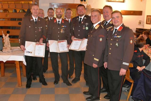 Die geehrten Feuerwehrkameraden mit Gratulanten.  | Foto: BVFMZ/Pusterhofer
