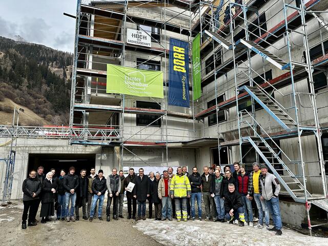 Die Firstgleiche beim Wohnprojekt Scheibe in Neustift ist erreicht – das wurde vor kurzem von Vertretern der Gemeinde, der Tiroler Wohnbau und der bauausführenden Firmen gefeiert! | Foto: Tiroler Wohnbau