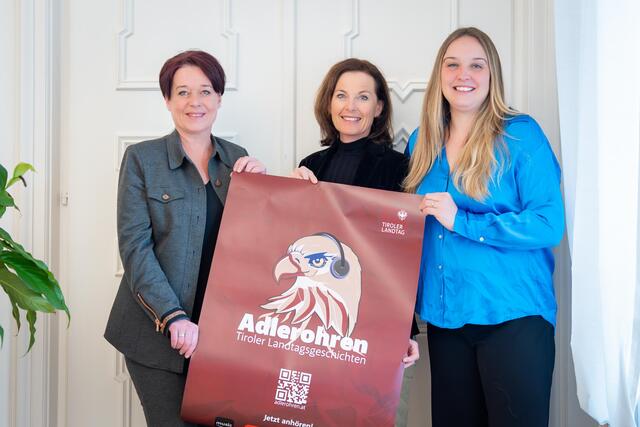 (v.li.) Landtagspräsidentin Sonja Ledl-Rossmann, Landtagsdirektorin Renate Fischler und Moderatorin Tatjana Lukás präsentieren "Adlerohren - Tiroler Landtagsgeschichten", den neuen Podcast des Tiroler Landtags. | Foto: Tiroler Landtag/Christanell