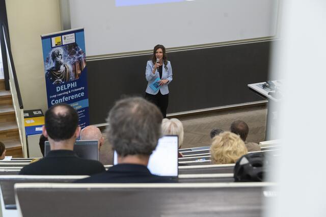 Die Deutschlandsbergerin Isabell Piantschitsch leitet an der Universität Graz ein KI-Projekt. Gemeinsam mit weiteren Expertinnen und Experten bringt sie die Debatte über Künstliche Intelligenz nun auch in ländlichere Regionen.  | Foto: Uni Graz/Angele