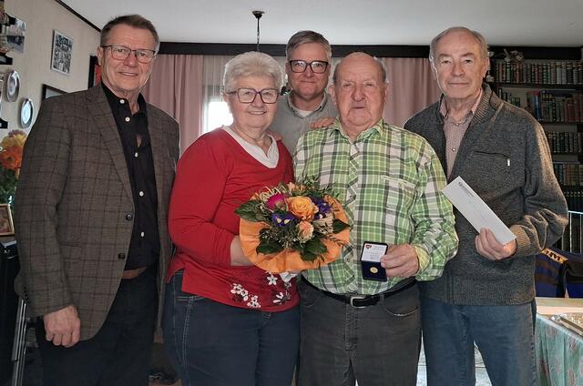 Helmut Arzt, Gattin Elfriede Schnaitl, Manfred Rahn, der Jubilar und Franz Czerny. | Foto: Gemeinde