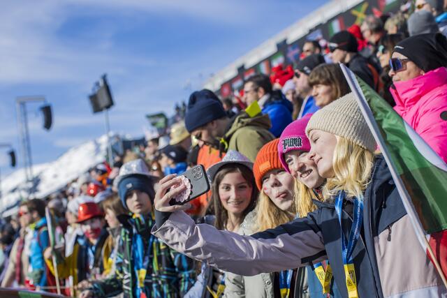 Kurz ein Selfie für die Online-Welt. Traumhafte Kulisse am zehnten Tag der Ski WM Saalbach 2025. | Foto: Land Salzburg/Neumayr/Leopold