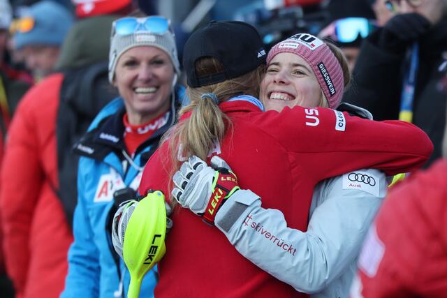 Die überglückliche Bronzemedaillengewinnerin Katharina Liensberger mit Mikaela Shiffrin. | Foto: Land Salzburg / Franz Neumayr