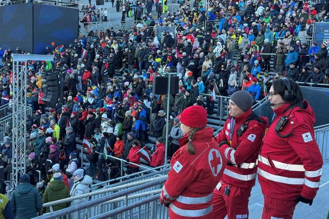 Im Bild: Einsatzkräfte des Roten Kreuzes auf der Tribüne | Foto: Land Salzburg/Melanie Hutter