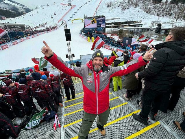 Josef Weissenbacher vom Salzburger Landesskiverband. Dahinter junge Sportler des USC Abersee aus dem Salzkammergut.  | Foto: Martin Schöndorfer