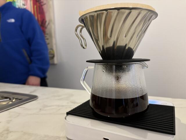 Kaffeekanne, Filter und Waage sind Merkmale für "Specialty Coffee"-Lokale. Auf ein perfektes Verhältnis von Kaffee und Wasser wird ein besonderes Augenmerk gelegt. | Foto: Michael Marbacher/ MeinBezirk