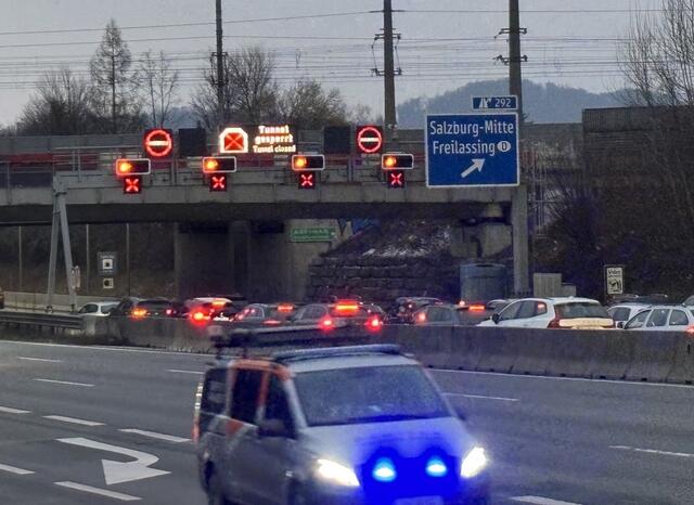 Die Asfinag ist im Einsatz. Ein Stein wird dort derzeit von der Straße geräumt. | Foto: Stefan Schubert