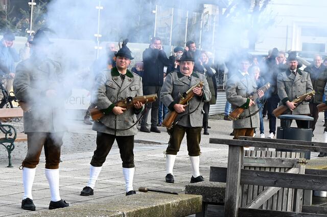 Wann immer Prangerschüsse abgefeuert werden, ist das eine Einladung an alle, die den Knall hören und ein lautstarkes Zeichen für "Hier wird gefeiert!" | Foto: Wolfgang Spitzbart